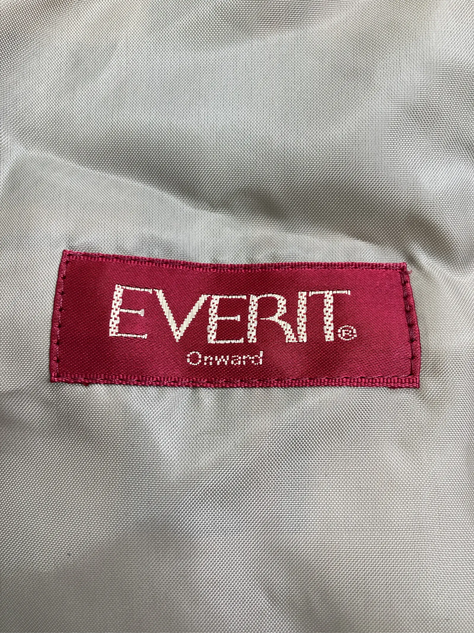 【EVERIT】ベスト C92-W80-T165 EVERIT. (オンワード樫山)のリバーシブル仕様のベストです。片面は、ベージュを基調に ...